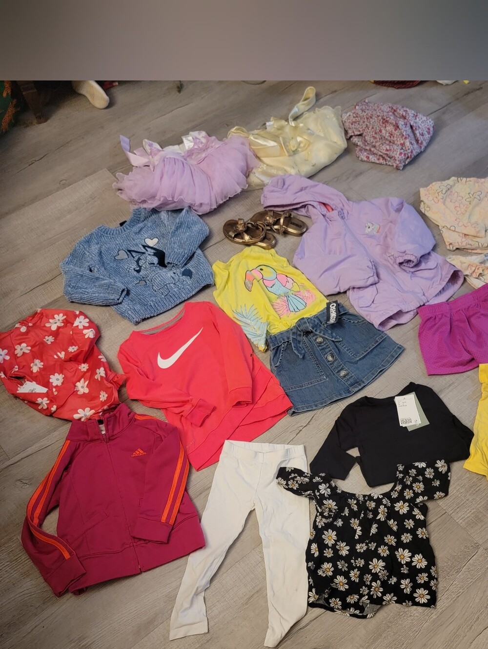 Bundle of 19 girls clothes size 2T /3T bundle kidsfashion 1 sandalia  carter's